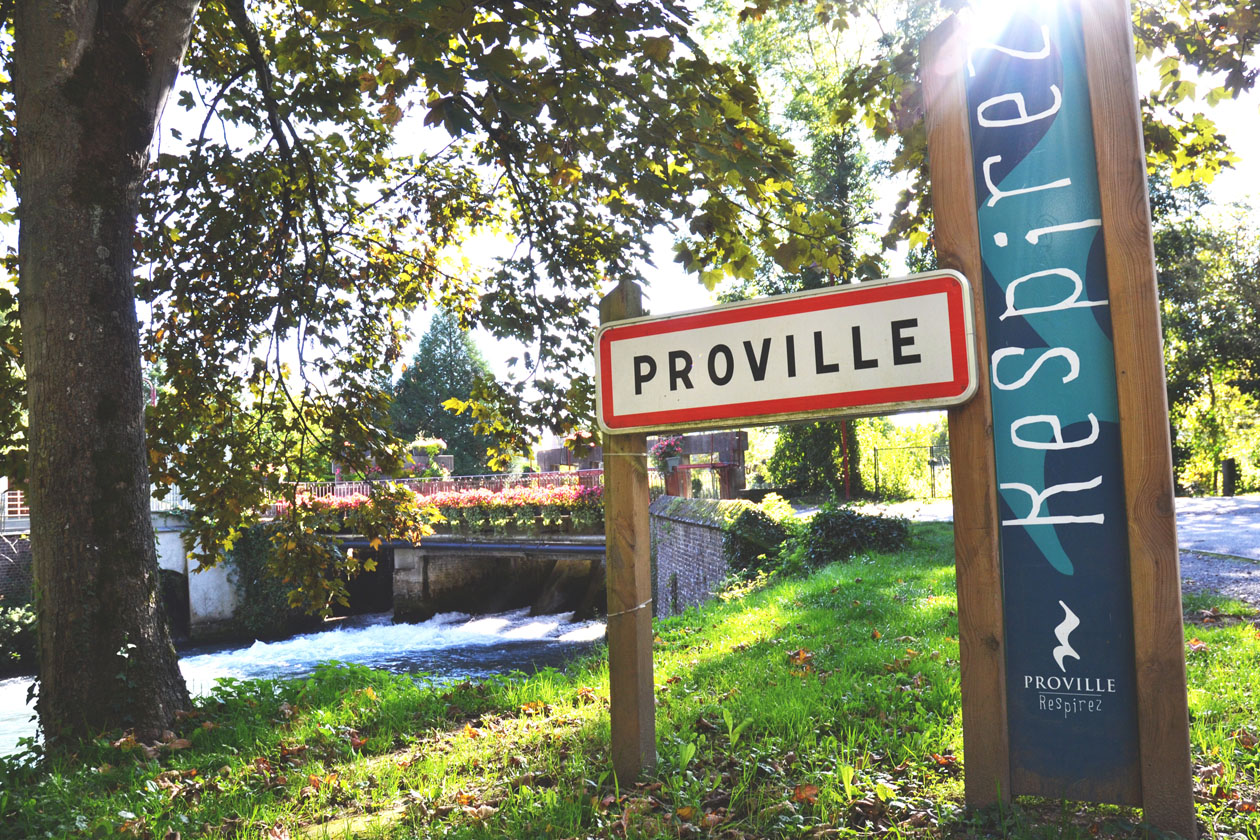 Photographie du panneau d'entrée de Proville - vue sur le pont de l'Escaut